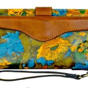 Patricia Nash Wildflower Organizer Wristlet
Dimen 8 1/4"(W) x 4 1/2"(H) x 1"(D)